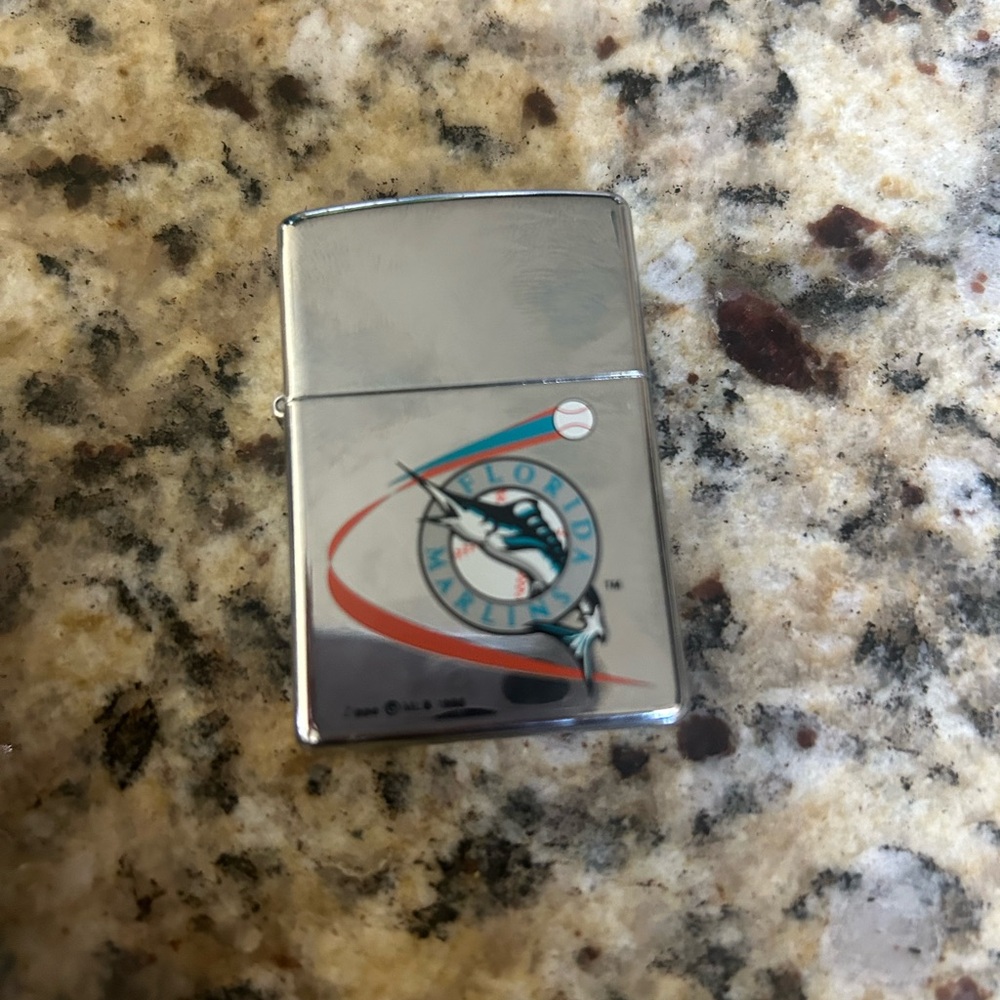 Zippo Silver Lighter with MLB Logo - Picture 3 of 6